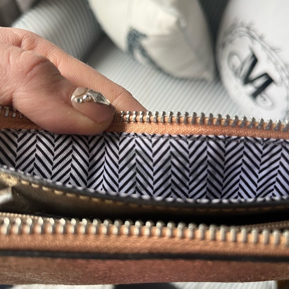 NWT w/ Izzy Vegan Crossbody Clutch - Picture 7 of 7